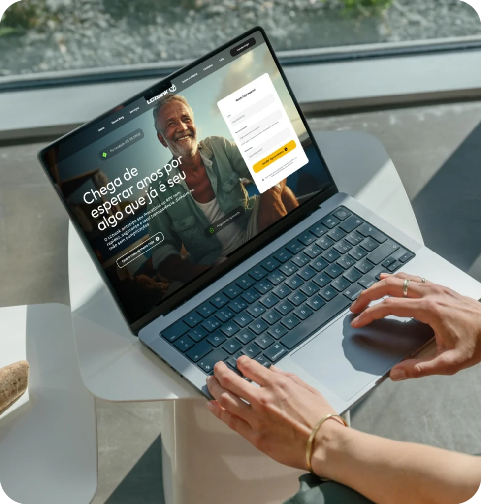 Pessoa usando laptop LCbank com texto em tela em português